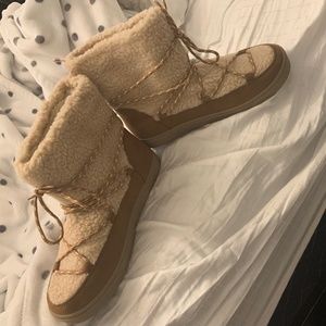 Faux Sherpa Old Navy never worn Winter Boots